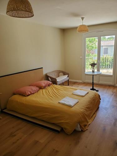 une chambre avec un grand lit avec deux serviettes dessus dans l'établissement Charming house near village with 5-minutes pedestrian access to old town, à Venelles