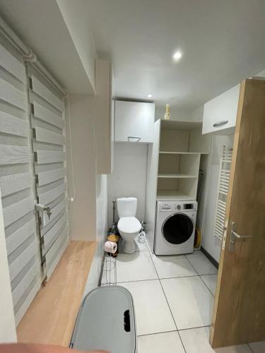 La petite salle de bains est pourvue de toilettes et d'un four micro-ondes. dans l'établissement Gite La Maison Blanche, à Drouvin-les-Marais