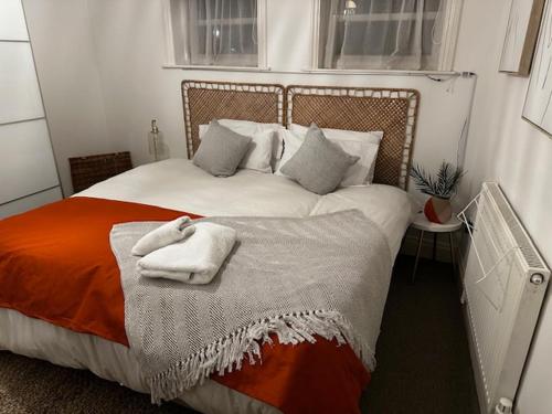 een slaapkamer met een bed met handdoeken erop bij Pier Reflections sea front apartment Long and short stays Groups and Contractors welcome in Eastbourne
