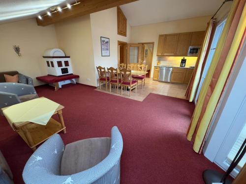 a living room with a kitchen and a dining room at Ferienwohnungen am Kurpark in Roßhaupten