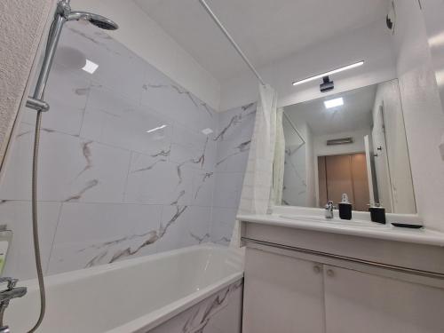 une salle de bain avec une douche, une baignoire et un lavabo dans l'établissement Beau soleil - Résidence avec Parking et piscine - Proche airport, à Blagnac