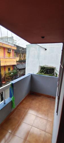 einen leeren Balkon mit Blick auf ein Gebäude in der Unterkunft White Town Home Stay in Puducherry