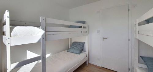 Ένα ή περισσότερα κρεβάτια σε δωμάτιο στο KER DOUMAT Maison VUE MER