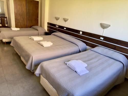 Una cama o camas en una habitación de Hotel San Rafael
