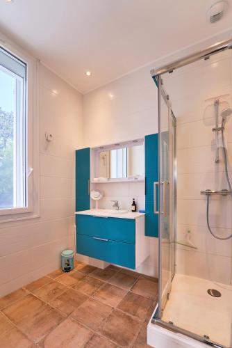 a bathroom with a sink and a shower at Havre familial cosy avec terrasse & lumière in Toulon
