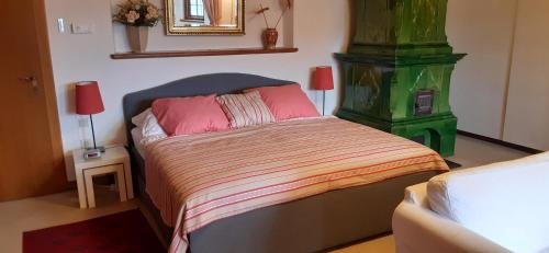 Letto o letti in una camera di Villa Tadina Ferienwohnungen Mariazell