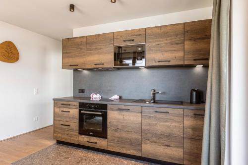 Köök või kööginurk majutusasutuses Almresort Sonnenalpe Nassfeld