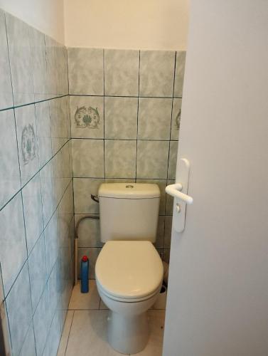 une salle de bain avec des toilettes blanches dans une chambre dans l'établissement Olbus Riquier, Stylish and Bright Apt, Wifi, à Hyères