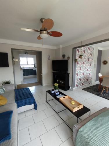 un salon avec un canapé et une table dans l'établissement Olbus Riquier, Stylish and Bright Apt, Wifi, à Hyères