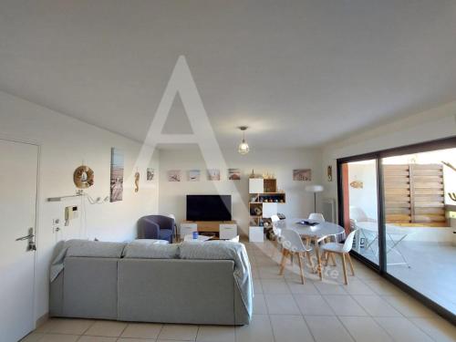 un salon avec un lit et une salle à manger dans l'établissement Plage de Villeroy, 4 personnes, ascenseur, parking et terrasse, à Sète