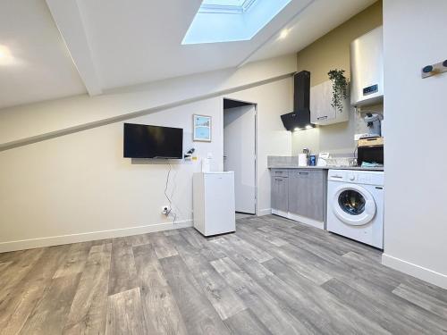 - une cuisine avec lave-linge et sèche-linge dans la chambre dans l'établissement Appartement tout neuf 4 pers N3, à Riom