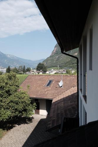 a roof of a house with a mountain in the background at Kaiserau-Höfl in Bolzano