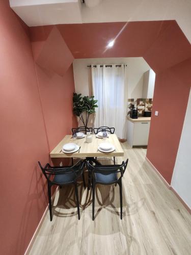 une salle à manger avec une table et quatre chaises dans l'établissement Escapade sur la Sorgue, à LʼIsle-sur-la-Sorgue