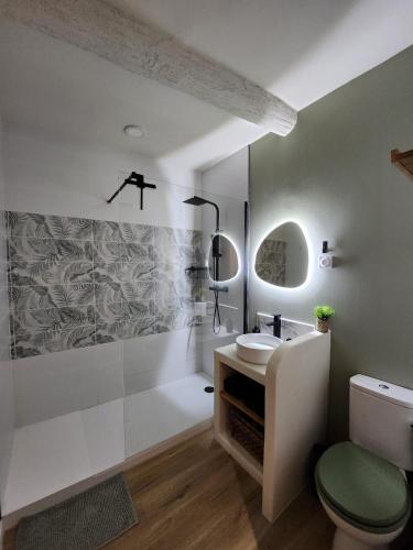 une salle de bain avec un lavabo, des toilettes et une baignoire dans l'établissement Escapade sur la Sorgue, à LʼIsle-sur-la-Sorgue
