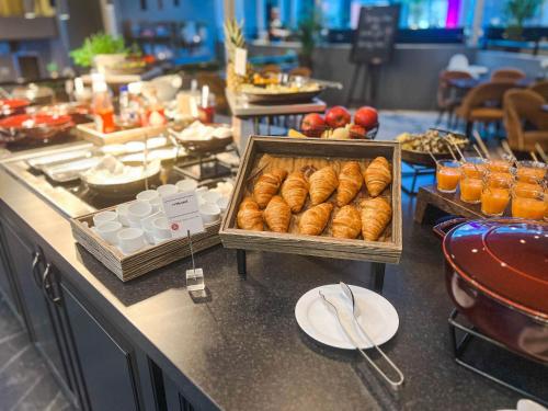 Un buffet con pasteles y bebidas en una mesa. en Hotel-like Comfort & Ocean Views over City Harbour, en Bodø