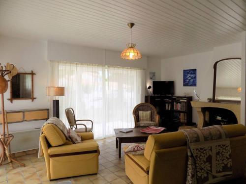 un salon avec un canapé et une table dans l'établissement La Palmyre - MAISON INDIVIDUELLE - au CALME - PROCHE FORET, à La Palmyre