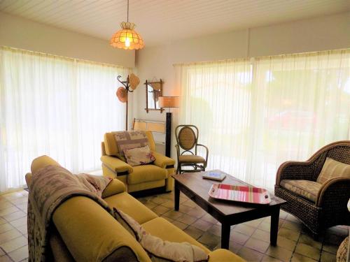 un salon avec un canapé et une table basse dans l'établissement La Palmyre - MAISON INDIVIDUELLE - au CALME - PROCHE FORET, à La Palmyre