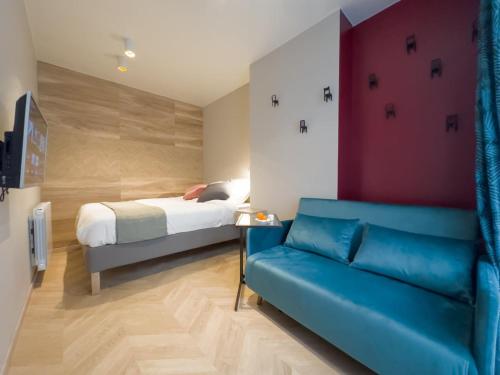 une chambre avec un lit et un canapé dans une pièce dans l'établissement - Chic - Calm - Designed - paris central, à Paris