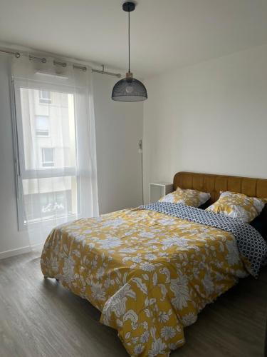 une chambre avec un lit et une fenêtre dans l'établissement Logement Spacieux A 2 Chambres, Acces Facile Aeroport CDG et Paris, à Villiers-le-Bel