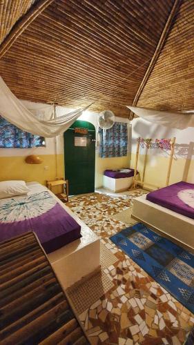 a bedroom with two beds in a room at LE BENTENIER Home Détente in Nianing