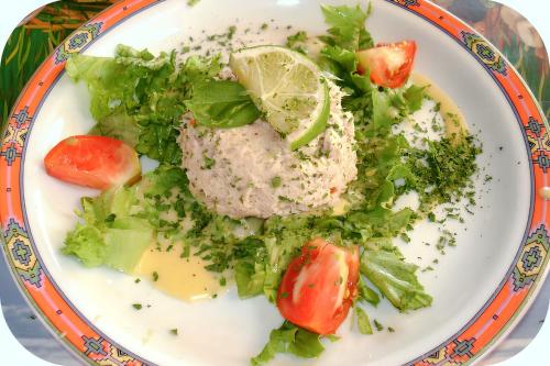 a plate of food with meat and lettuce and tomatoes at Appartement exquis à Baie-Mahault, 40m² avec jardin agréable in Baie-Mahault