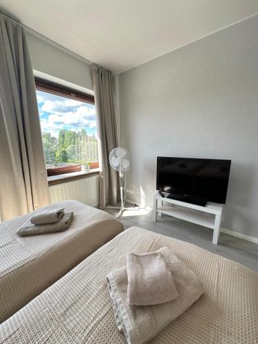 Ένα ή περισσότερα κρεβάτια σε δωμάτιο στο Valoisa yksiö 7km Himokselta