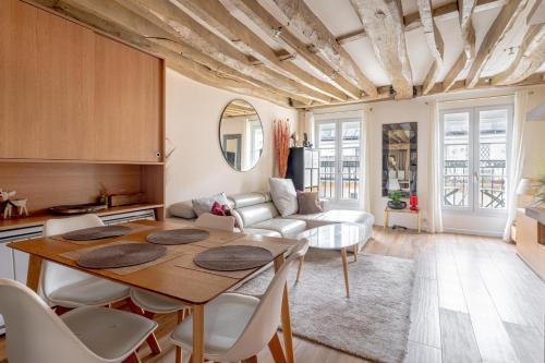 un salon avec une table et un canapé dans l'établissement Heart of Paris, Montorgueil, Charming Duplex, à Paris
