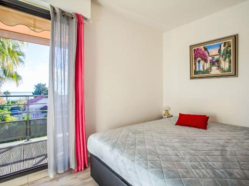 une chambre avec un lit et une grande fenêtre dans l'établissement Apartment Le Garden Beach by Interhome, à Villeneuve-Loubet