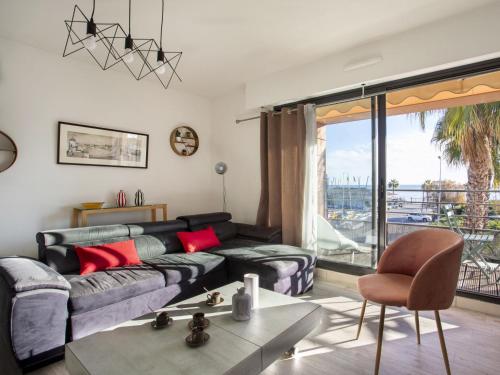 un salon avec un canapé et une table dans l'établissement Apartment Le Garden Beach by Interhome, à Villeneuve-Loubet