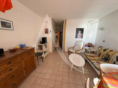 Studio cabine 4 personnes vue jardin dans residence avec piscine