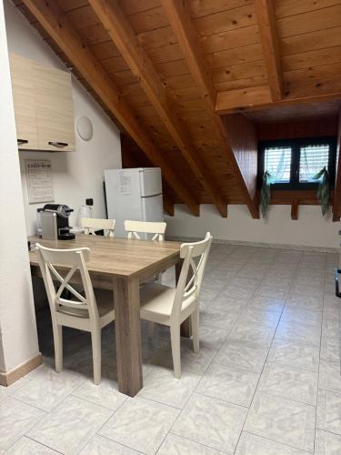 a wooden table and chairs in a kitchen at Affittacamere Karma Rho-Fiera in Rho