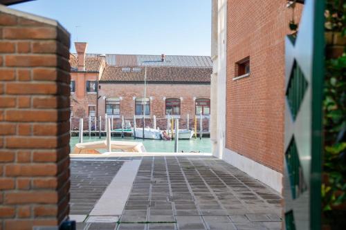 Blick auf einen Kanal zwischen zwei Backsteingebäuden in der Unterkunft Venetian Dreams - Giudecca in Venedig