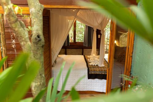 a room with a bed and a mirror at Villa Arumã Pousada in Alter do Chao
