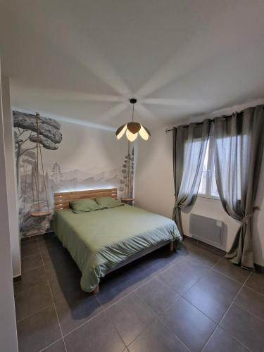une chambre avec un lit et une grande fenêtre dans l'établissement Villa avec piscine privée, à Sallèles-dʼAude