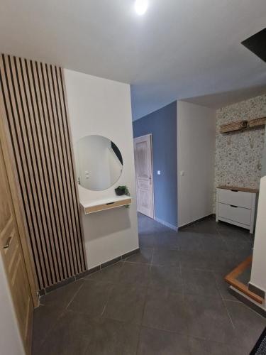 un salon vide avec une pièce dotée d'une cheminée dans l'établissement Villa avec piscine privée, à Sallèles-dʼAude