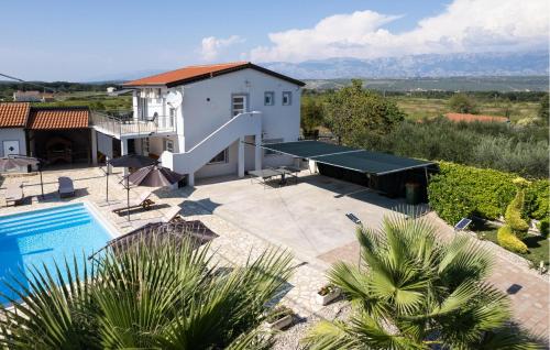 Four-Bedroom Holiday Home In Islam Latinski