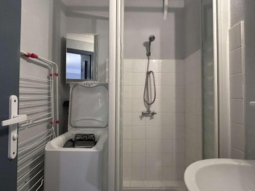 une petite salle de bain avec toilettes et lavabo dans l'établissement Appart Studio 4 couchages BANYULS SUR MER BN590-001, à Banyuls-sur-Mer