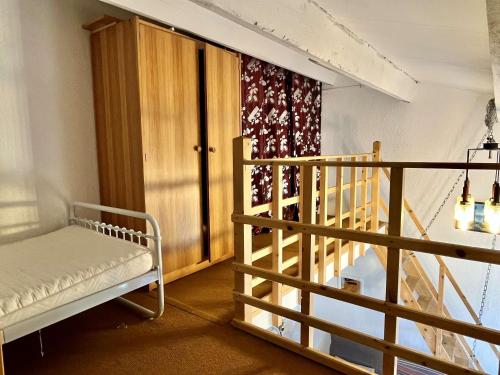 une chambre avec un lit superposé et un escalier dans l'établissement Appartement 2 Pièces mezzanine 6 couchages ARGELES SUR MER AR610-125, à Argelès-sur-Mer