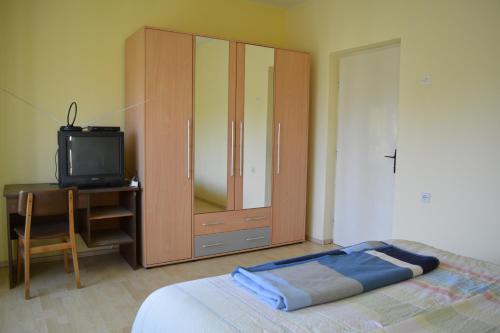 Un pat sau paturi într-o cameră la Guest house Ema