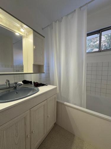 Un baño de Cit'hôtel Le Chris'tel hôtel et restaurant