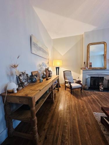 Cette chambre dispose d'une table en bois et d'une cheminée. dans l'établissement La charmante maison de ville toute équipée, à Carcassonne