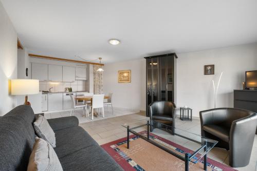 a living room with a couch and a table at Nid douillet aux bains de Saillon in Saillon