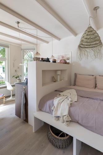 une chambre blanche avec un lit et une table dans l'établissement Magnolia Tree, à Bergen