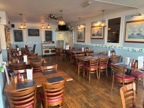 a dining room with tables and chairs in a restaurant at The Buccaneer Inn in Torquay