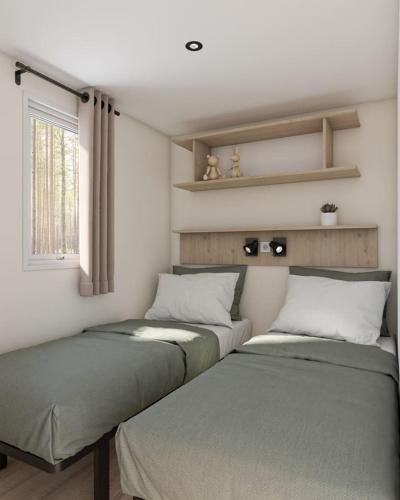 deux lits assis dans une pièce avec une fenêtre dans l'établissement Eco-Lodge Lou Pantaï, au Pradet