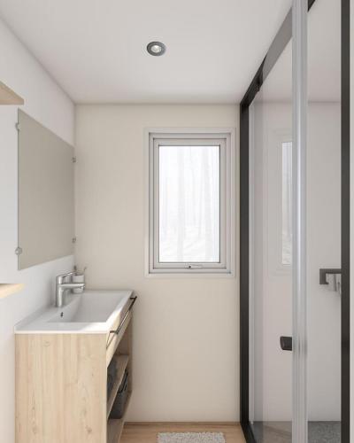 une salle de bain blanche avec un lavabo et une fenêtre dans l'établissement Eco-Lodge Lou Pantaï, au Pradet