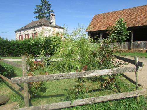 an old wooden fence in front of a house at Ecuries de Saint Maurice- Maison d'hôtes de Gondou in Lacapelle-Marival