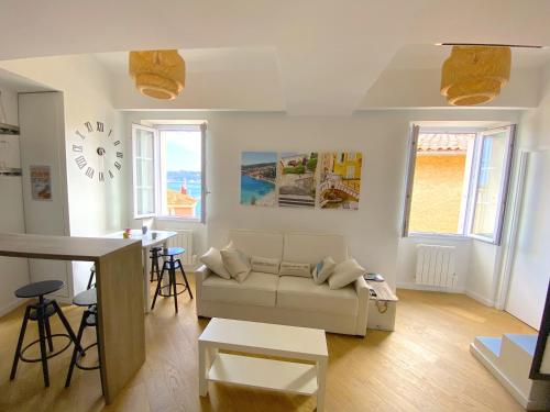 un salon avec un canapé et une table dans l'établissement PEARL AP4444 By Riviera Holiday Homes, à Villefranche-sur-Mer