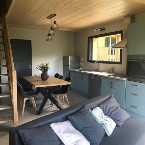 un salon avec un canapé et une table et une cuisine dans l'établissement T3 Terrace in a Chalet with unobstructed view, à Villard-de-Lans