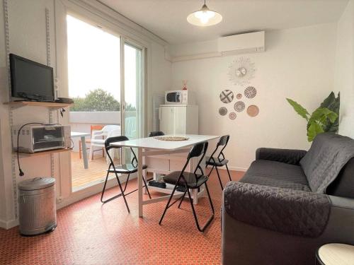 un salon avec une table et un canapé dans l'établissement Appartement 2 pièces 4 couchages ARGELES SUR MER AR450-0521, à Argelès-sur-Mer
